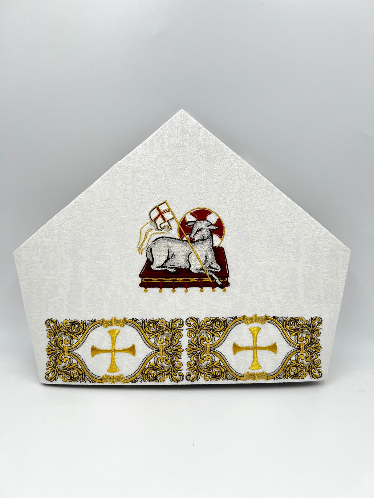 Mitra con El Cordero y un banderin