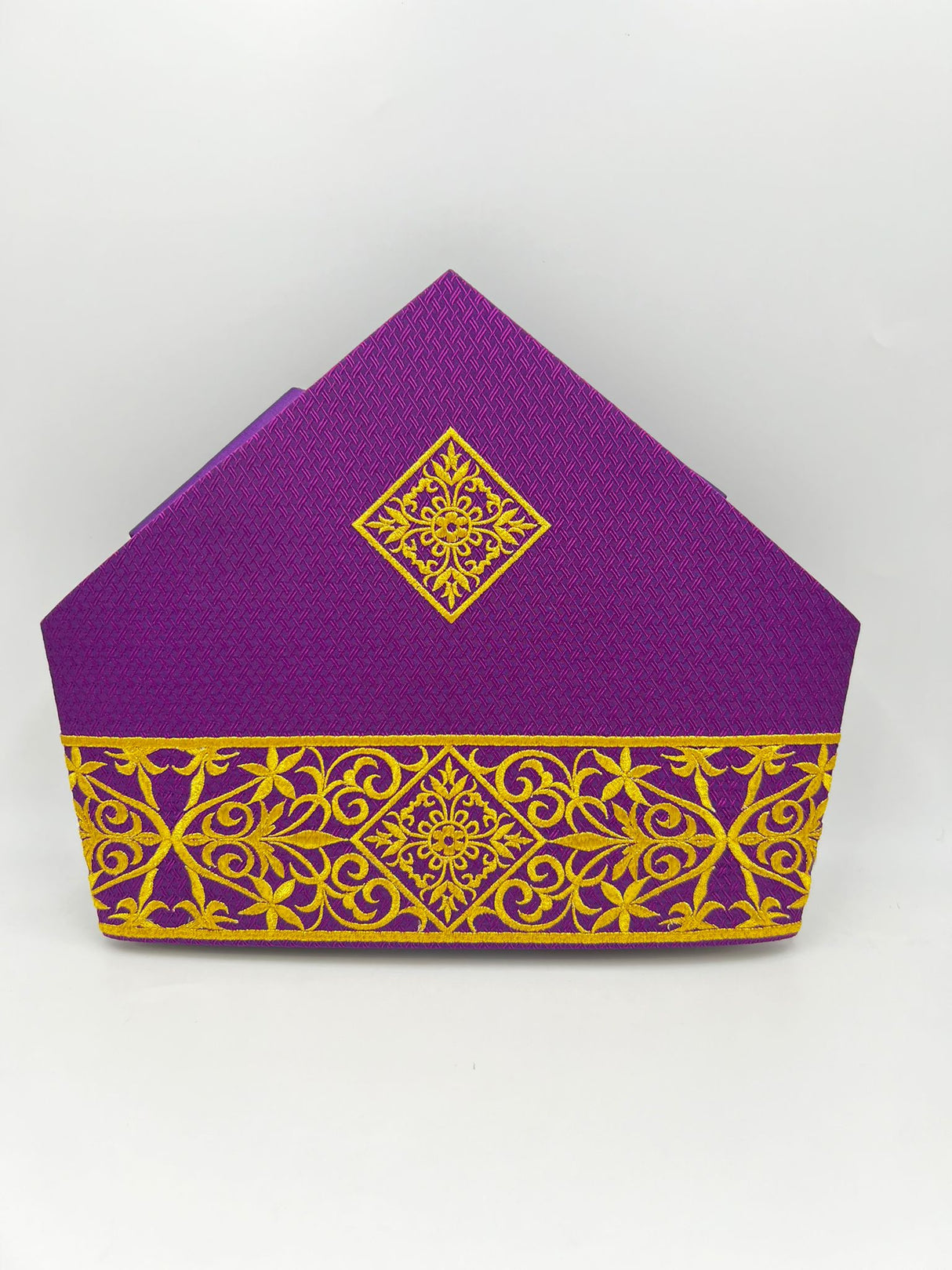 MITRA Morada con un Diamante Dorado