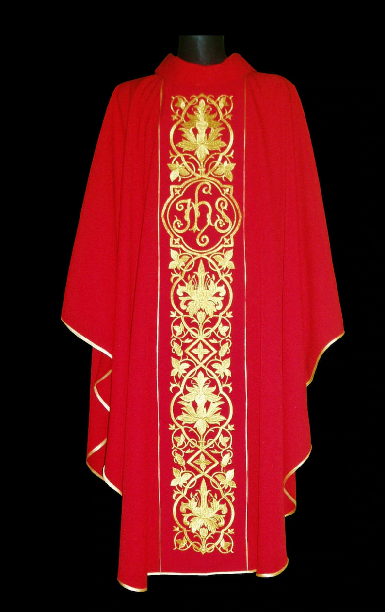 CASULLA ROJO CON BORDADO DORADO