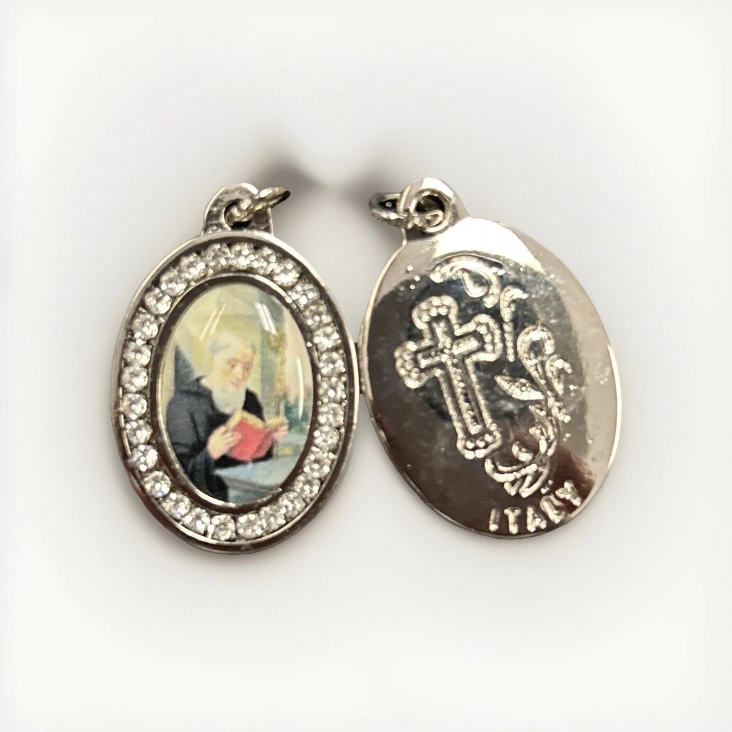 MEDAL W/ ST BENEDICT RESIN