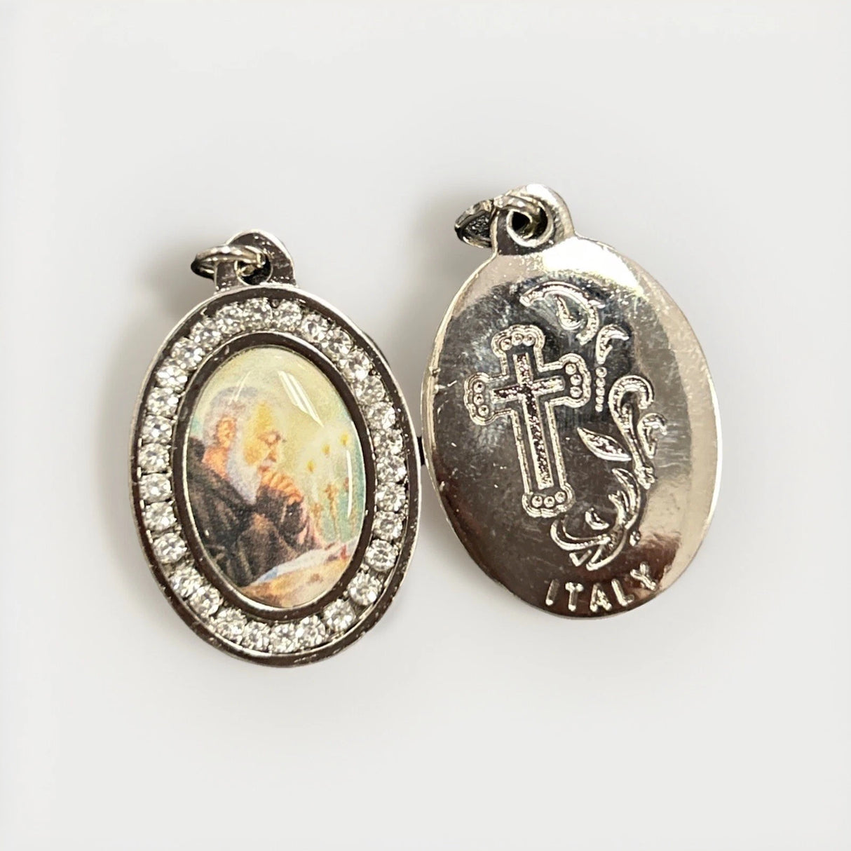 MEDAL W/ ST.PADRE PIO RESIN