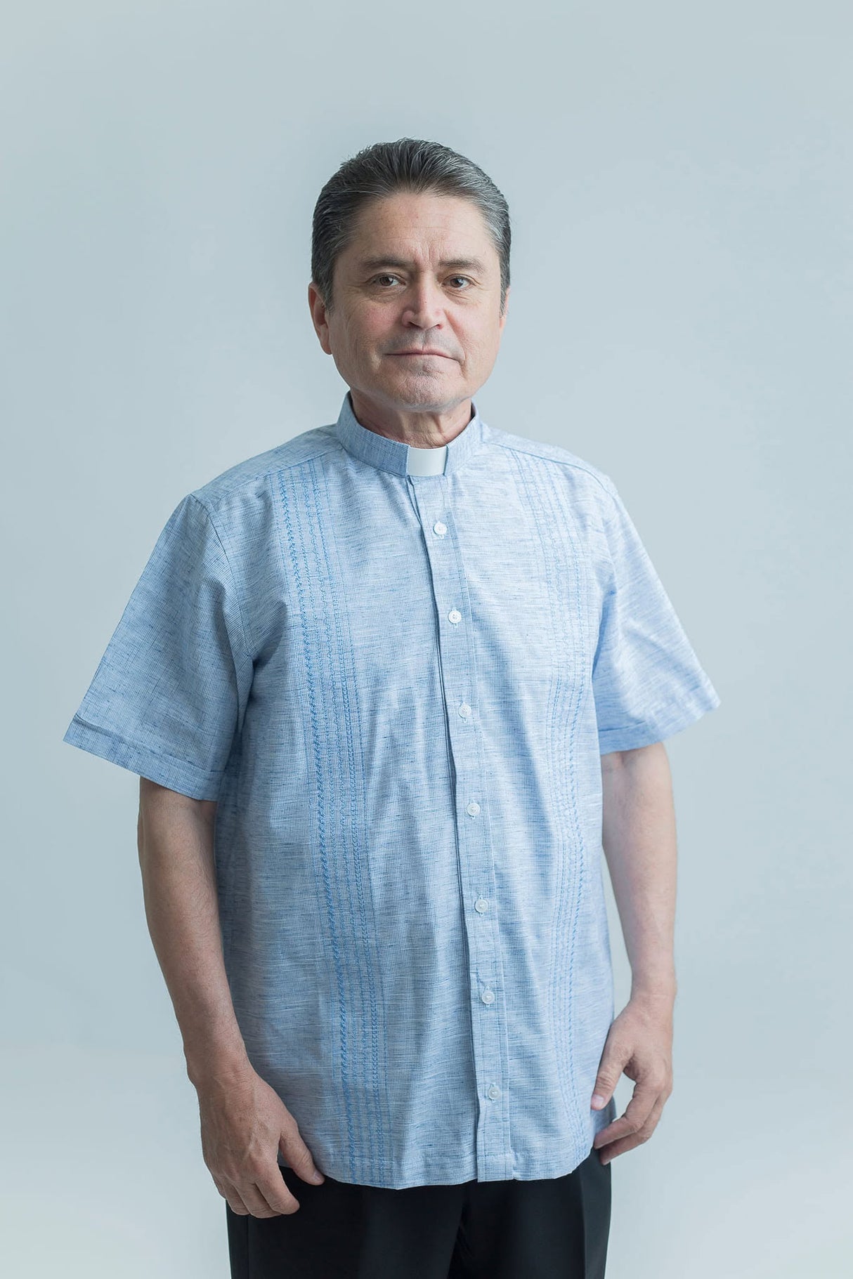 CAMISA GUAYABERA  IX  AZUL CLARO Y MANGA CORTA