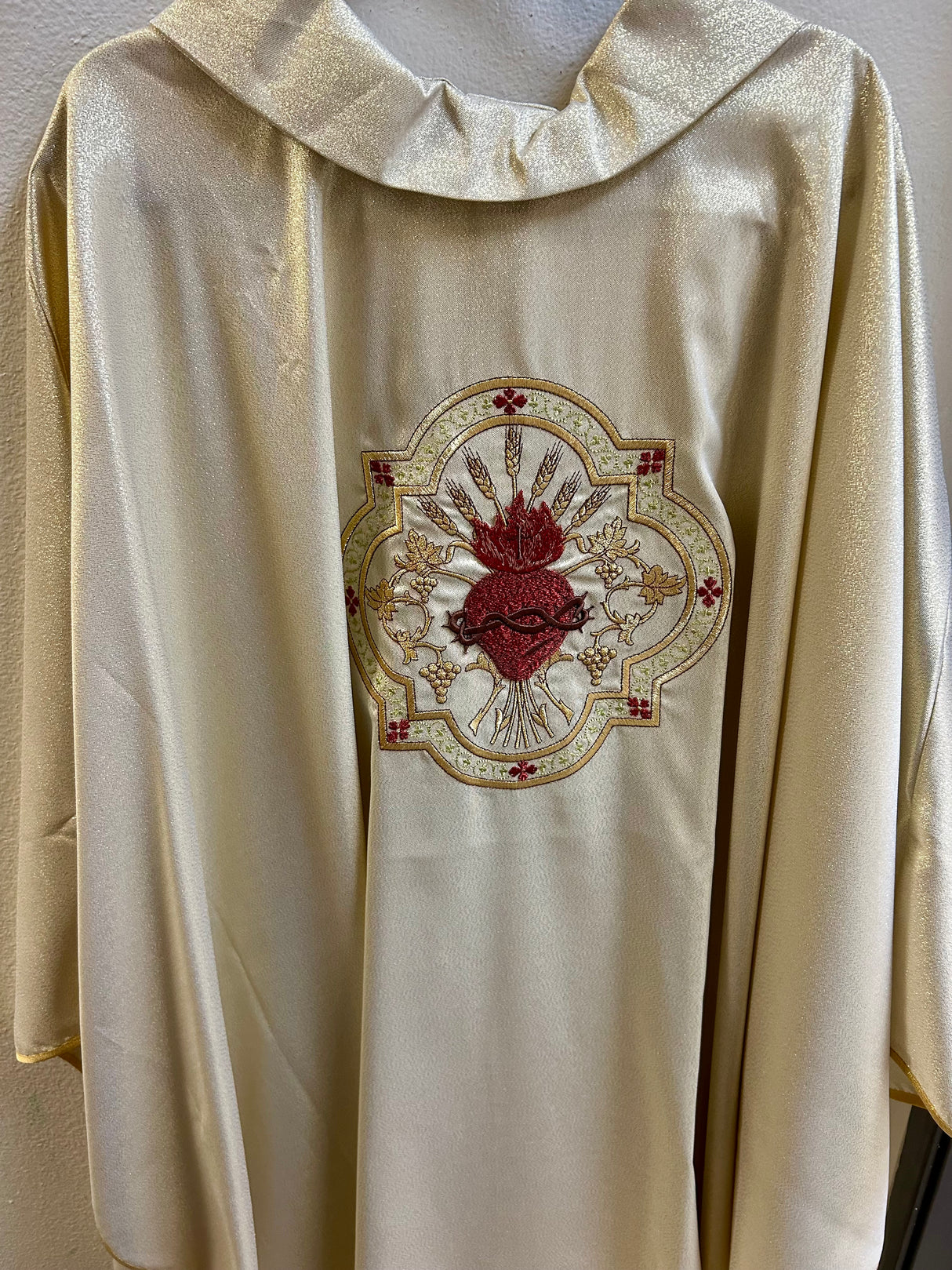 CHASUBLE EMBROIDERED WITH SACRED HEART OF JESUS