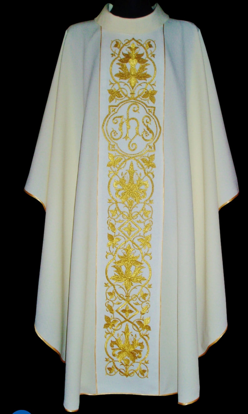 CASULLA BLANCA CON BORDADO DORADO